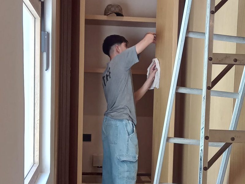 Colaborador limpiando la carpintería de un clóset recién instalado