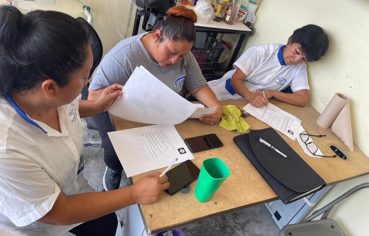 Colaboradoras de CLEAN TEC uniformadas en una sesión de capacitación