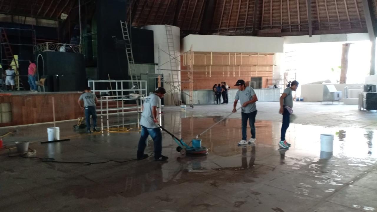 Cuadrilla puliendo un piso con máquina